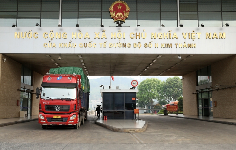 A truck passing through Kim Thanh II border gate (Lao Cai province) linking Vietnam and China. Photo courtesy of The World & Vietnam Report newspaper.
