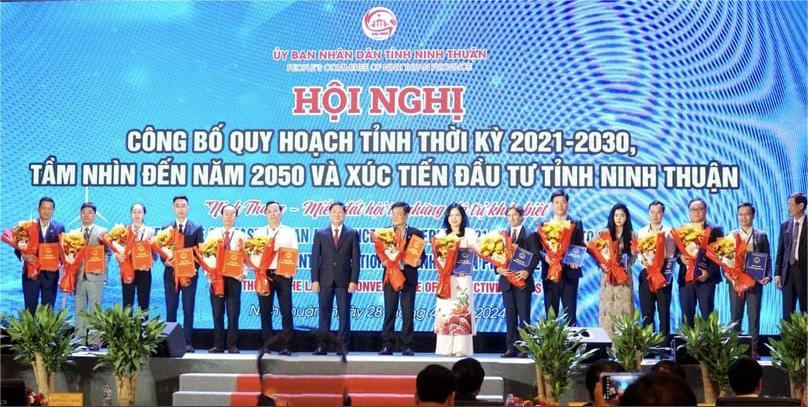 Lãnh đạo Ninh Thuận trao Giấy chứng nhận đăng ký đầu tư và Biên bản đăng ký đầu tư cho nhà đầu tư ngày 28/4/2024. Ảnh do tạp chí Diễn doan doanh nghiệp (Diễn đàn doanh nghiệp) cung cấp.