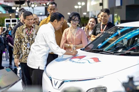 Indonesian President Joko Widodo autographs a VinFast VF 5 EV SUV at the VinFast booth during IIMS 2024. Photo courtesy of thejakartapost.com.