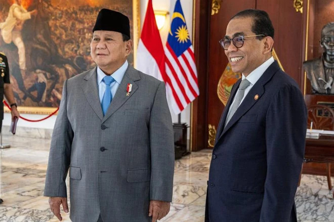 Malaysian Defence Minister Mohamed Khaled Nordin (right) and his Indonesian counterpart Prabowo Subianto in Jakarta on April 30, 2024. Photo courtesy of Bernama.