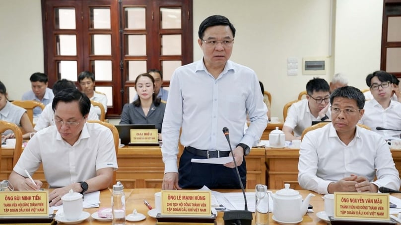 Petrovietnam chairman Le Manh Hung (standing) speaks at a meeting with Ha Tinh authorities in Ha Tinh province, central Vietnam, on May 5, 2024. Photo courtesy of Petrovietnam.