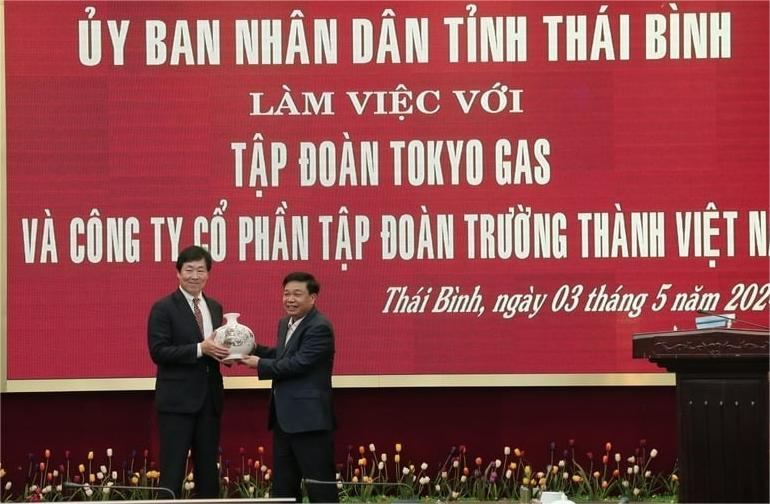 Nguyen Quang Hung (right), standing Vice Chairman of Thai Binh, gifts a souvenir to a Tokyo Gas representative in the northern province, May 3, 2024. Photo courtesy of Thai Binh news portal.