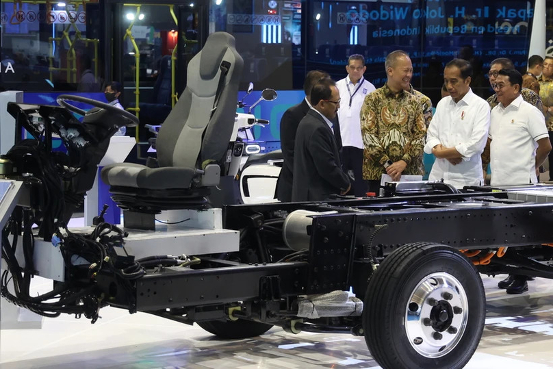 Indonesian President Joko Widodo (second from right) at the EV exhibition of the Indonesian Electric Vehicle Industry Association or Periklindo Electric Vehicle Show 2024. Photo courtesy of kompas.id.