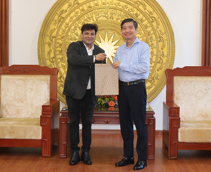 Chairman of Phu Yen People’s Committee Ta Anh Tuan (right) receives Kanoria's representative on May 7, 2024. Photo courtesy of Phu Yen newspaper.