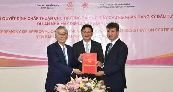 From left, Hitoshi Honna - representative director and president of Erex, Vietnam's ambassador to Japan Pham Quang Hieu, and chairman of Yen Bai province Tran Huy Tuan in Tokyo, May 8, 2024. Photo courtesy of Vietnam News Agency.