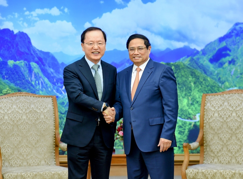 Samsung CFO Hark Kyu Park (left) and Vietnamese Prime Minister Pham Minh Chinh at a meeting in Hanoi on May 9, 2024. Photo courtesy of the government's news portal.
