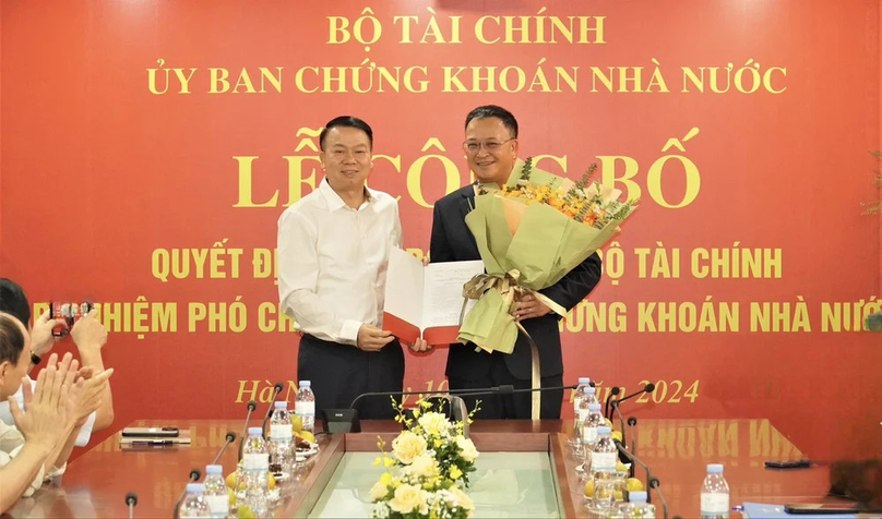 Deputy Minister of Finance Nguyen Duc Chi (left) presents the decision to appoint Bui Hoang Hai as vice chairman of the State Securities Commission (SSC), May 10, 2024. Photo courtesy of SSC.