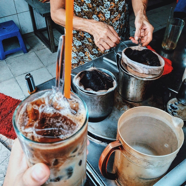 Having a traditional ca phe sua da is one among must-try experiences that slow travel lovers should try when coming to Ho Chi Minh City. Photo courtesy of cungphuot.info.