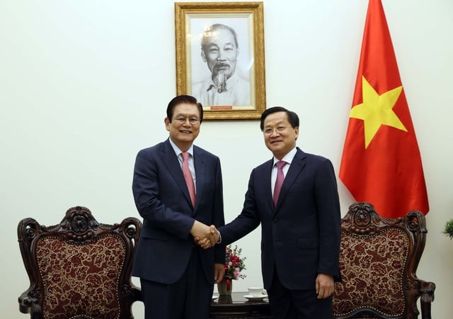 Phó Thủ tướng Việt Nam Lê Minh Khai tiếp Lee Sang Woon, Phó chủ tịch kiêm giám đốc điều hành của Hyosung, tại Hà Nội, ngày 10 tháng 5 năm 2024. Ảnh do cổng thông tin chính phủ cung cấp.