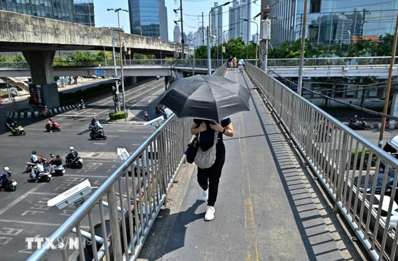 To limit the chance of heat stroke, Thais are advised to avoid any activity in direct sunlight, especially between 11am and 3pm. Photo courtesy of AFP.