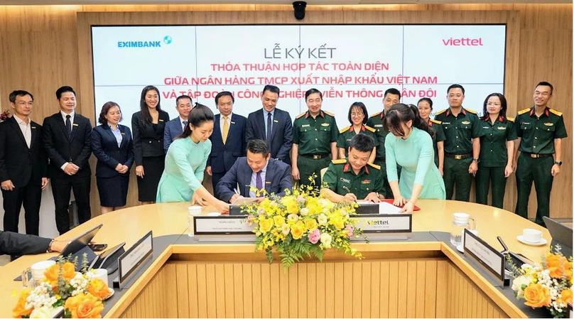 Representatives of Eximbank and Viettel sign a five-year (2024-2028) comprehensive cooperation agreement, Hanoi, May 10, 2024. Photo courtesy of the bank.