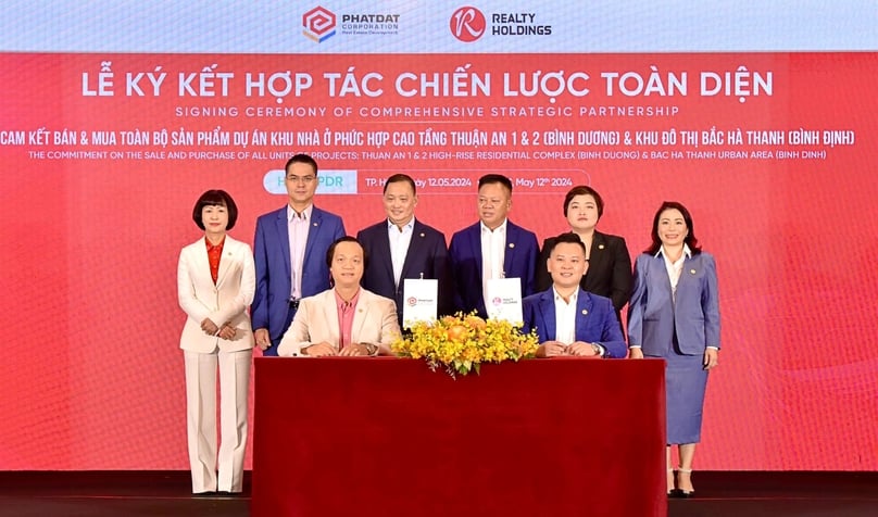 Bui Quang Anh Vu (front, left), CEO of Phat Dat, and Nguyen Thanh Tam (front, right), CEO of Realty Holdings, at the signing ceremony in Ho Chi Minh City on May 12, 2024. Photo courtesy of Phat Dat.