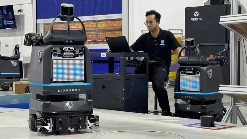 Lionsbot, a developer of cleaning robots based in Singapore, has expanded its production capacity to 4,000 units a year. Photo courtesy of Nikkei.