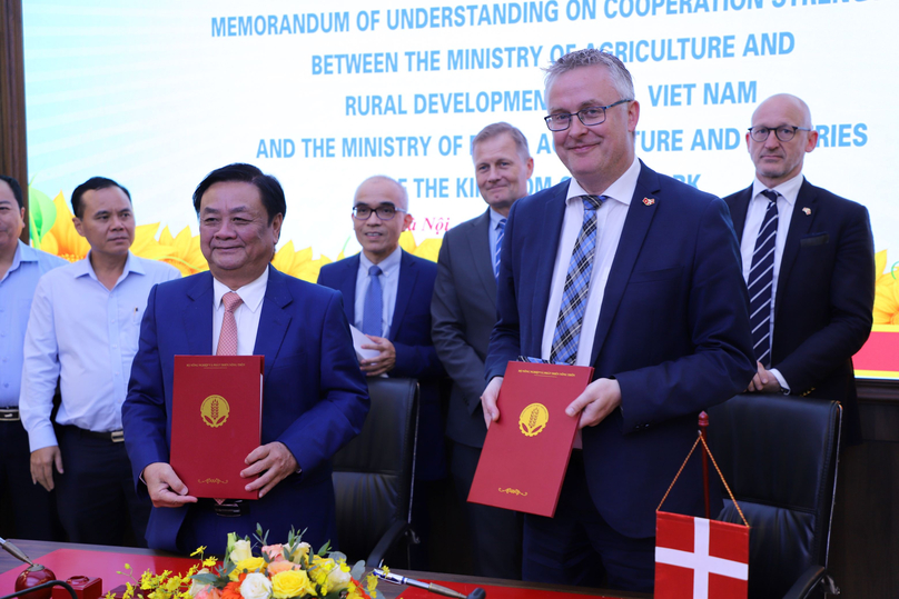 Vietnamese Minister and Agriculture and Rural Development Le Minh Hoan (front, left) and Danish Minister for Food, Agriculture and Fisheries Jacob Jensen (front, right) sign an MoU on food cooperation.