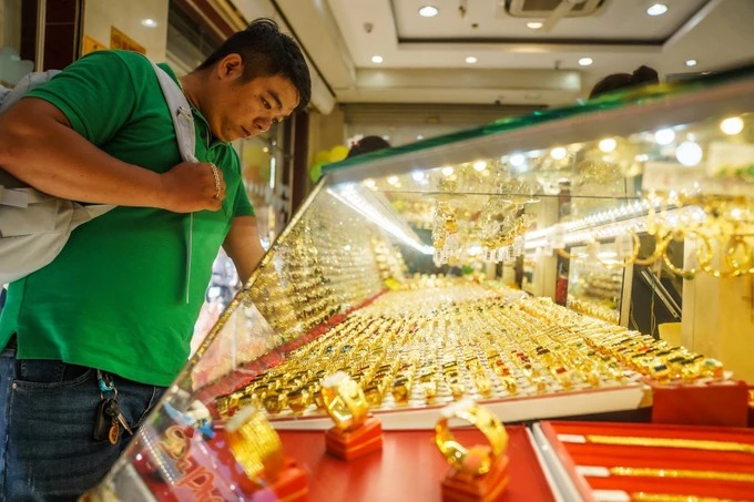 A customer is seen looking at gold products at a Mi Hong store in Binh Thanh district, Ho Chi Minh City. Photo courtesy of Sai Gon Giai Phong (Saigon Liberation) newspaper.