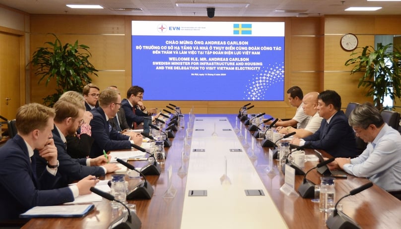 Officials of national utility Electricity Vietnam (EVN) (right) meet with a Swedish delegation led by Minister for Infrastructure and Housing Andreas Carlson, Hanoi, May 14, 2024. Photo courtesy of EVN.