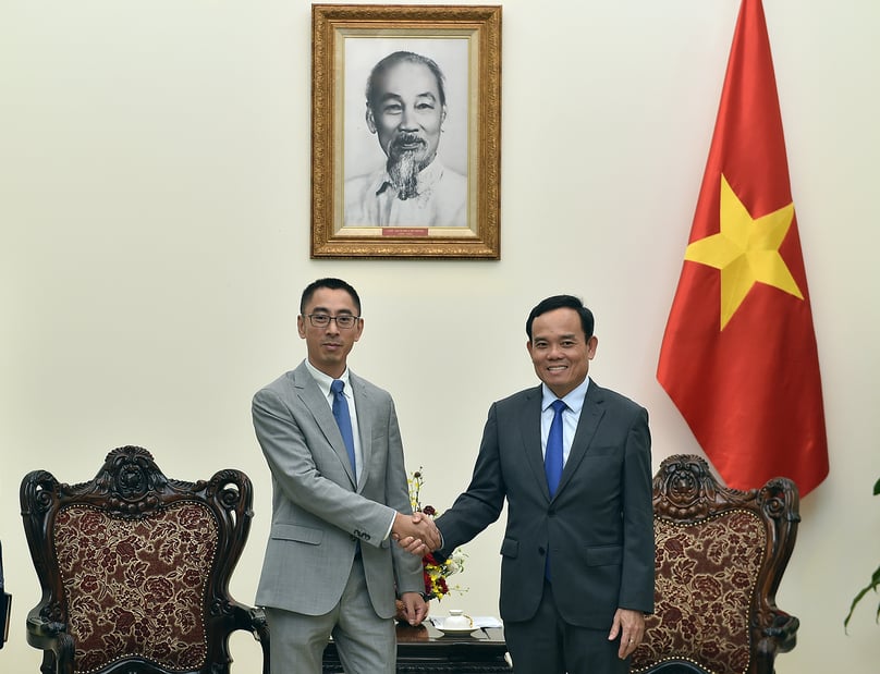 Vice president of Huawei Asia Pacific Zhengjun Zhang (left) and Deputy Prime Minister Tran Luu Quang at a meeting in Hanoi on May 15, 2024. Photo courtesy of the government's news portal.