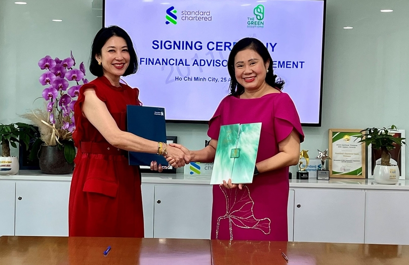 Michele Wee, CEO of Standard Chartered Vietnam (left), and Winnie Huynh, founder and CEO of TGS, sign an MoU on providing finance advisory services.