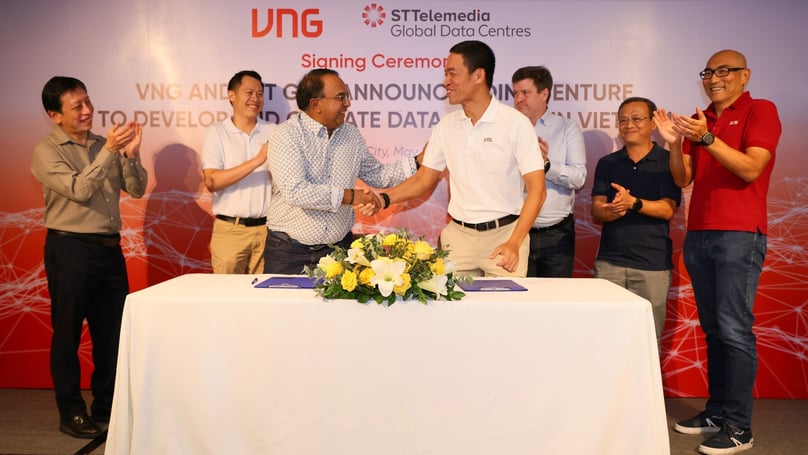 Lionel Yeo, CEO of Singapore-based ST Telemedia Global Data Centres (second left) and Le Hong Minh, CEO of Vietnamese online game developer VNG (right), witness a signing ceremony to establish their joint venture, Ho Chi Minh City, May 15, 2024. Photo courtesy of VNG