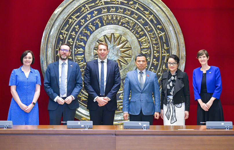 UK Trade Commissioner for Asia Pacific Martin Kent (third, left) meets with permanent member of the National Assembly’s Foreign Affairs Committee Pham Phu Binh (third, right) in Hanoi, May 14, 2024. Photo courtesy of the National Assembly’s news portal.