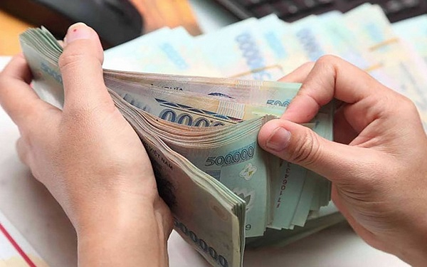 Banks' clients may have their loan payment extended by another six months. Photo courtesy of the Dau Tu (Investment) newspaper.