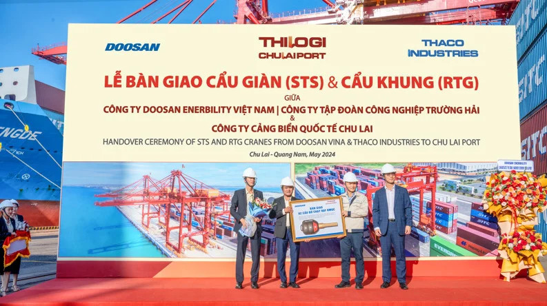 A Doosan Vina representative hands over two STS cranes to leaders of Thilogi and Chu Lai Port. Photo courtesy of the port.