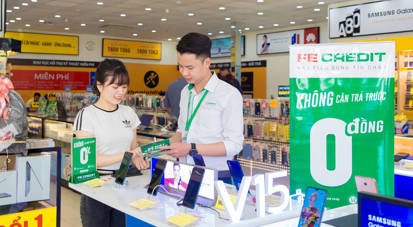 FE Credit offers loans at a mobile phone store. Photo courtesy of Vietnam News Agency.