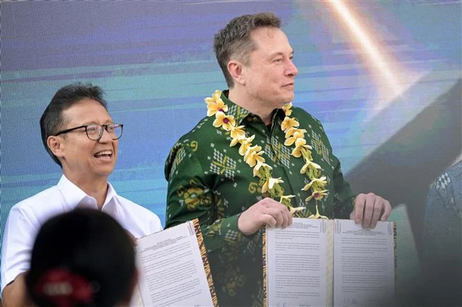 Indonesian Health Minister Budi Gunadi Sadikin (left) and SpaceX CEO Elon Musk attended the inauguration of the Starlink satellite internet service in Denpasar, Bali. Photo courtesy of AFP.