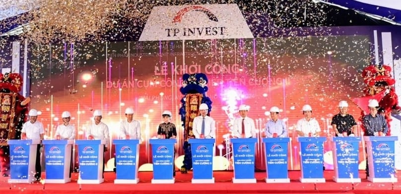 Delegates press the button to kick off construction of the Tien Cuong II Industrial Cluster in Tien Lang district, Hai Phong city, northern Vietnam, May 18, 2024. Photo courtesy of Hai Phong news portal.