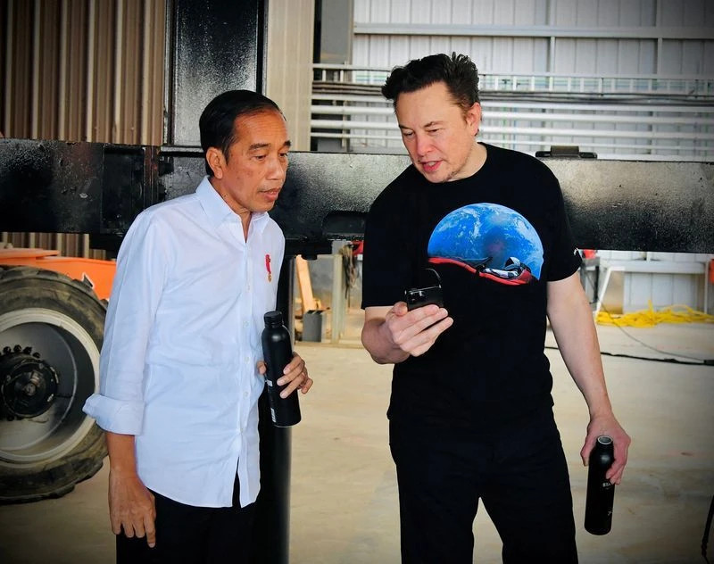  Indonesia President Joko Widodo talks with Founder and CEO of Tesla Motors Elon Musk during their meeting at the SpaceX launch site in Boca Chica, Texas, U.S. on May 14, 2022. Photo courtesy of Reuters.