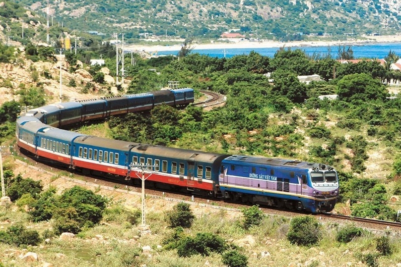 A North-South express train in Vietnam. Photo courtesy of VietnamNet.