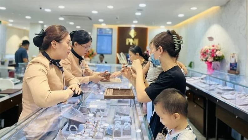 Customers shop for jewelry at a PNJ store. Photo by The Investor/Do Truong.