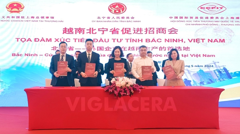 Lãnh đạo Viglacera và các đối tác Trung Quốc ký kết thỏa thuận tại Thượng Hải, Trung Quốc, ngày 13/5/2024. Ảnh do Viglacera cung cấp.