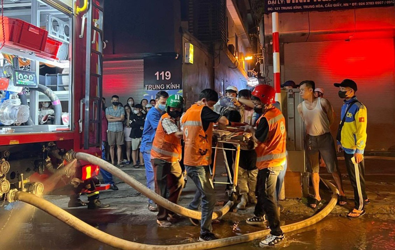  A victim is rescued from a fire at a house in an ally in Cau Giay district, Hanoi, May 24, 2024. Photo courtesy of Kinh te & Do thi (Economic & Urban) newspaper.