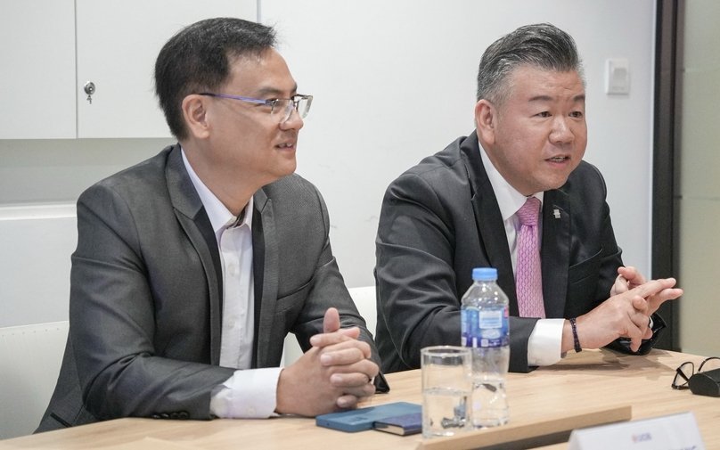 Dinh Duc Quang (left), country head of global markets at UOB; and Abel Lim, head of wealth management advisory and strategy at UOB, speak at a roundtable in Ho Chi Minh City, May 23, 2024. Photo courtesy of the bank.