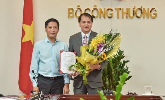 Phuong Hoang Kim (right) at his appointment ceremony in 2016, with then Minister of Industry and Trade Tran Tuan Anh (left). Photo courtesy of the ministry.