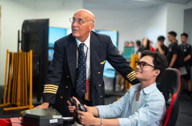Associate professor Alberto Bernabeo, senior program manager in aviation at RMIT Vietnam, guides a student. Photo courtesy of RMIT.