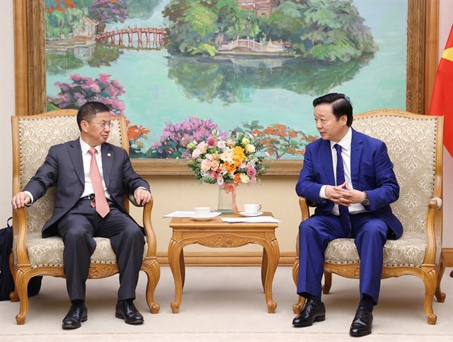 Deputy Prime Minister Tran Hong Ha (right) and chairman of the China Power Engineering Consulting Group Co., Ltd (CPECC) Luo Bi Xiong, during talks in Hanoi on May 27, 2024. Photo courtesy of Vietnam News Agency.