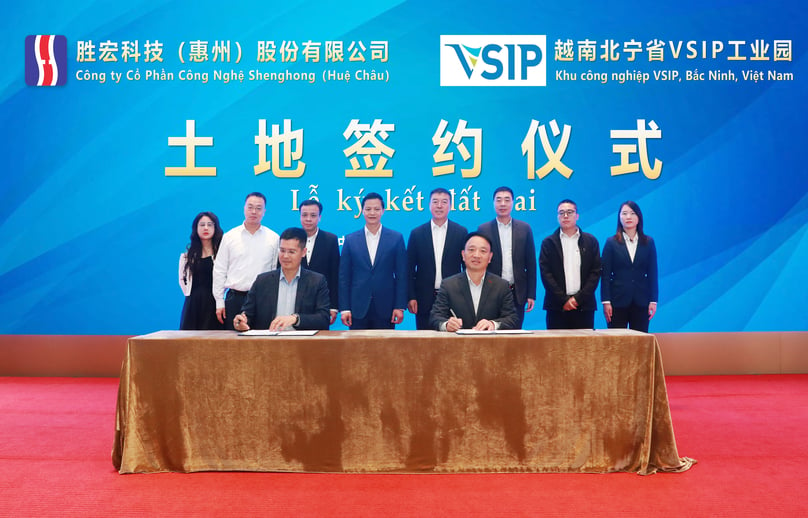 Ban điều hành Victory Giant Technology và VSIP Bắc Ninh ký hợp đồng thuê đất vào ngày 19 tháng 3 năm 2024. Ảnh do Victory Giant Technology cung cấp.