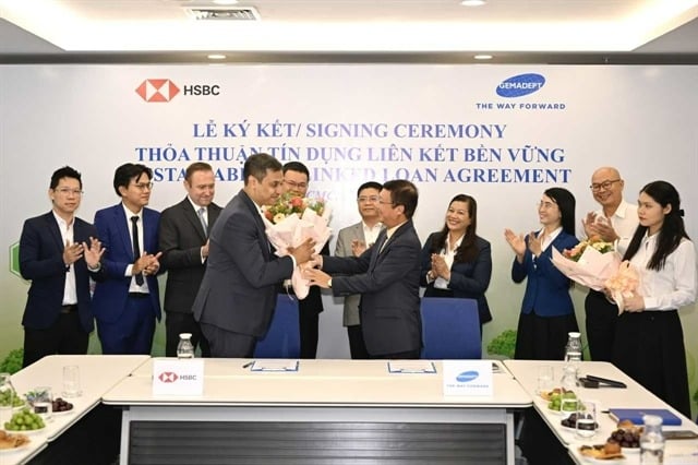 Nguyen Thanh Binh, general director of Gemadept, presents flowers to Ahmed Yeganeh, head of wholesale banking at HSBC Vietnam, after inking the deal. Photo courtesy of HSBC.
