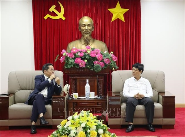 Chairman of the Binh Duong provincial People's Committee Vo Van Minh (right) and CT Group chairman Tran Kim Chung. Photo courtesy of Vietnam News Agency.