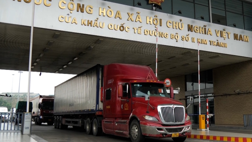 A truck passing through Kim Thanh II border gate in Lao Cai province, northern Vietnam. Photo courtesy of Lao Cai TV.