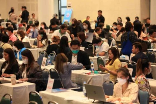 People seek consultations about how to settle their debts at an event jointly organised by the Justice Ministry and 23 financial institutes at Suan Dusit University. Photo courtesy of Bangkok Post.