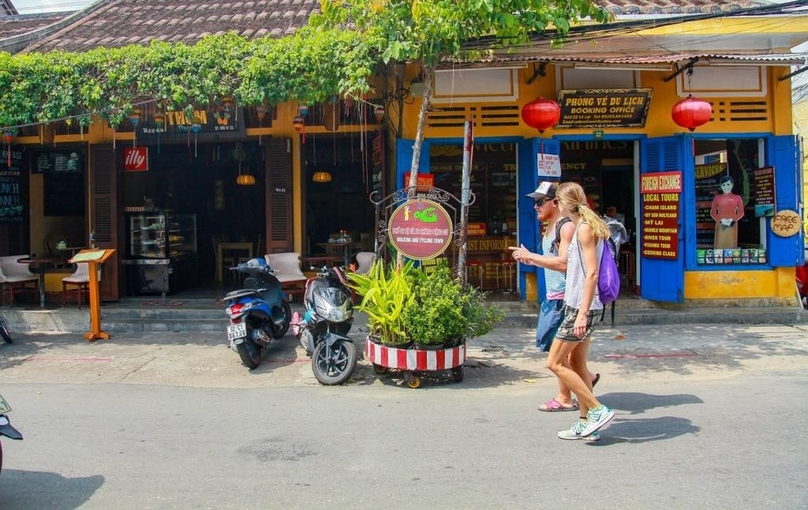 Foreign tourists visit UNESCO-listed ancient town of Hoi An in Quang Nam province, central Vietnam. Photo coutersy of VOV.