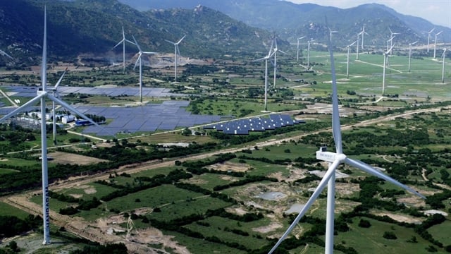 A wind and solar farm in Ninh Thuan province. Prime Minister Pham Minh Chinh asked the Ministry of Industry and Trade to ensure an effective combination of different power sources, including thermal, hydro, solar, wind and biomass power for adequate power supply. Photo by Vietnam News.