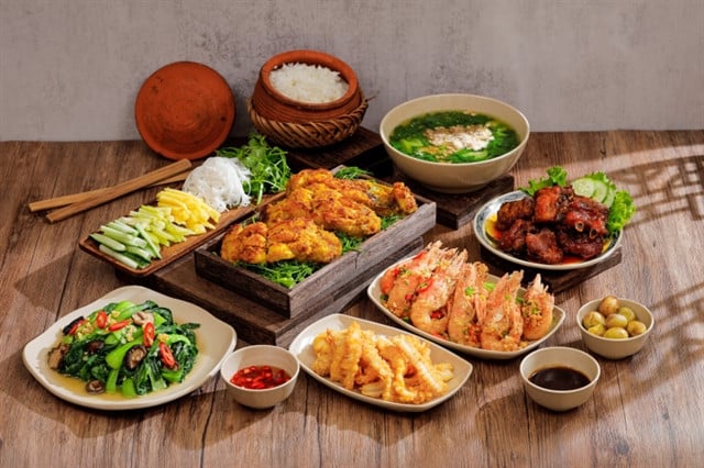 Com nieu (rice cooked in a clay pot), eaten with traditional dishes such as braised fish, is a symbol of Vietnamese culinary culture. Photo courtesy of mytour.vn