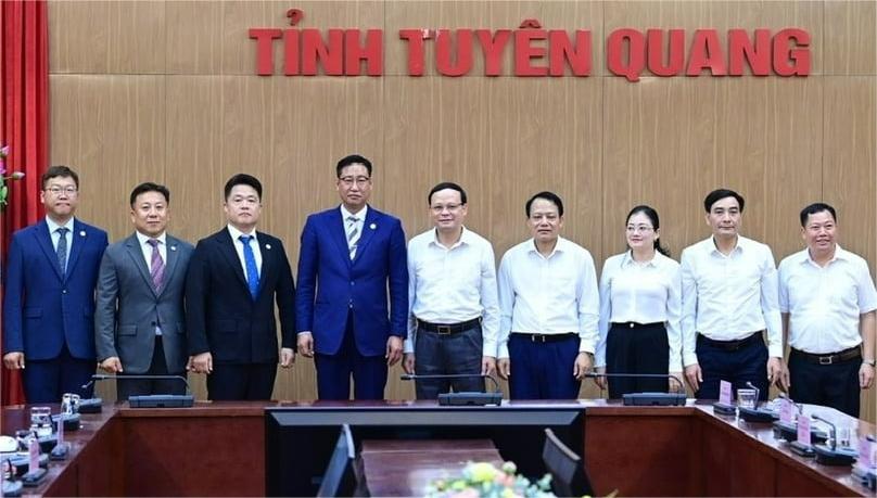 KGM Tata Daewoo’s chairman Ko Young Hak (fourth, left) and Tuyen Quang’s Vice Chairman Nguyen Manh Tuan (fifth, right) pose for a group photo at their meeting in Tuyen Quang province, northern Vietnam, June 4, 2024. Photo courtesy of Tuyen Quang newspaper.