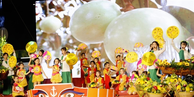 The “Tren Ben Duoi Thuyen” (On the Wharf - In the Boat) Fruit Festival in HCMC offers various kinds of fruit from southern provinces at Binh Dong Wharf in District 8 until June 10, 2024. Photo courtesy of the district authorities.