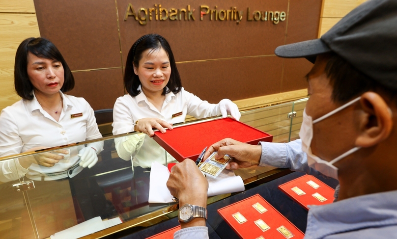 A man buys SJC-gold bars at an Agribank branch in Hanoi. Photo courtesy of VietNamNet.