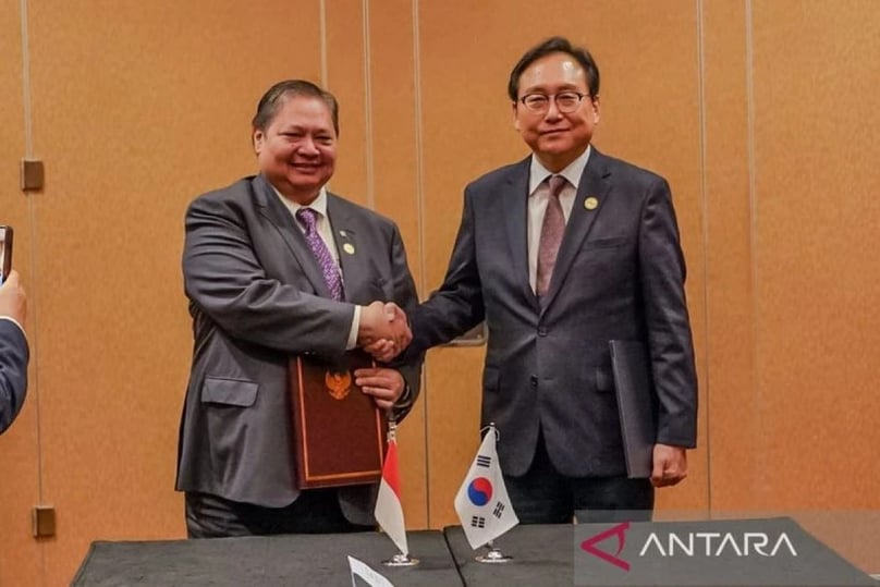 Indonesian Coordinating Minister for Economic Affairs, Airlangga Hartarto (left), and RoK's Minister of Trade, Inkyo Cheong, shake hands after signing an MoU on the implementation of Article 6 of the Paris Agreement in Singapore on June 6, 2024. Photo courtesy of Antara News.